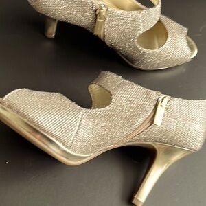 Bandolino Gold 10.5 Heels New
